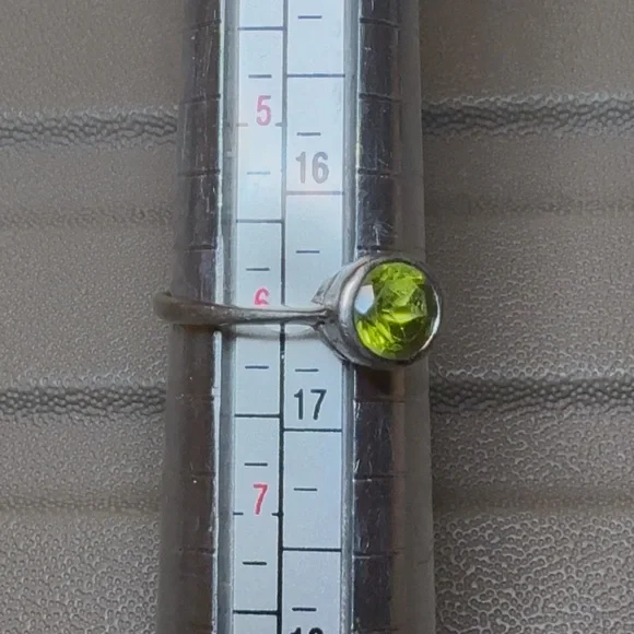 Elegant Silver Ring with Green Peridot Gemstone - Picture 2 of 2